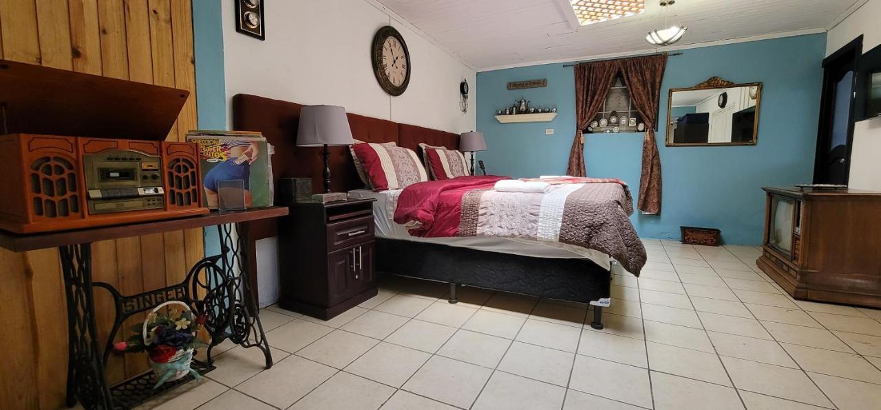 Hotel Vintage "Casa Las Flores" Кесальтенанго Экстерьер фото